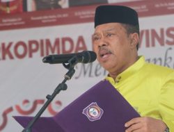 Ketua DPRD Provinsi Gorontalo, Paris Jusuf saat membacakan teks UUD 1945 pada Upacara Peringatan Hari Lahir Pancasila yang digelar di Halaman Rumah Jabatan Gubernur Gorontalo, Kamis (1/6). (Foto: Ist)