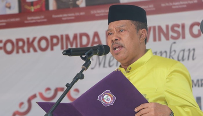 Ketua DPRD Provinsi Gorontalo, Paris Jusuf saat membacakan teks UUD 1945 pada Upacara Peringatan Hari Lahir Pancasila yang digelar di Halaman Rumah Jabatan Gubernur Gorontalo, Kamis (1/6). (Foto: Ist)