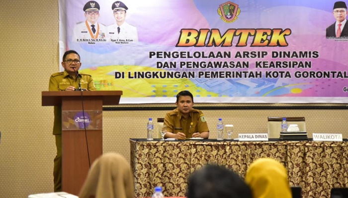 Walikota Gorontalo, Marten Taha saat memberi sambutan pada pembukaan Bimtek terkait kearsipan. (Foto: Ist)