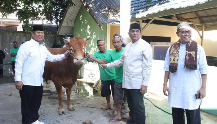 Kapolda Gorontalo, Irjen Pol Drs. Angesta Romano Yoyol, MM saat menyerahkan hewan kurban secara simbolis. (Foto: Ist)