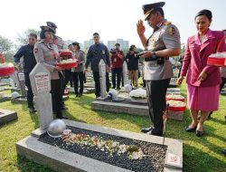 Kapolri Jenderal Listyo Sigit Prabowo beserta PJU Mabes Polri berziarah serta tabur bunga ke TMP Kalibata, Jumat (30/6). (Foto: Ist)