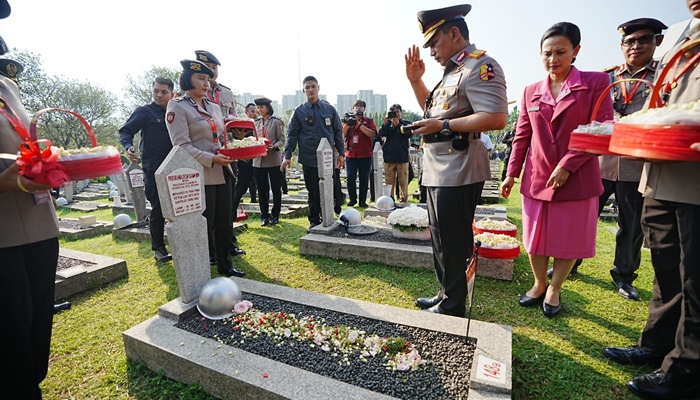 Kapolri Jenderal Listyo Sigit Prabowo beserta PJU Mabes Polri berziarah serta tabur bunga ke TMP Kalibata, Jumat (30/6). (Foto: Ist)