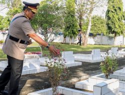 Kapolda Gorontalo, Irjen Pol. Drs. Angesta Romano Yoyol, M.M saat ziarah dan tabur bunga di TMP Pentadio. (Foto: Ist)