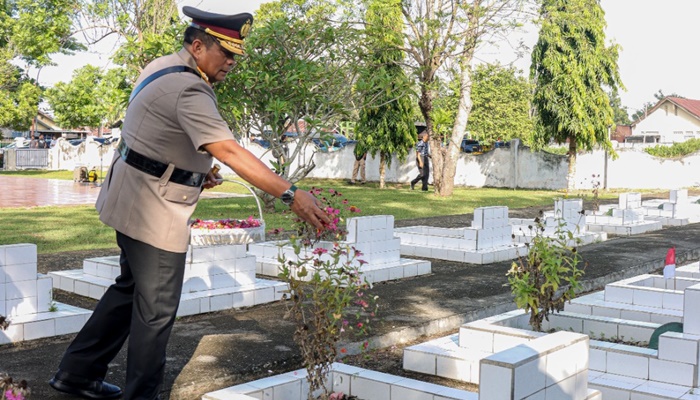 Kapolda Gorontalo, Irjen Pol. Drs. Angesta Romano Yoyol, M.M saat ziarah dan tabur bunga di TMP Pentadio. (Foto: Ist)