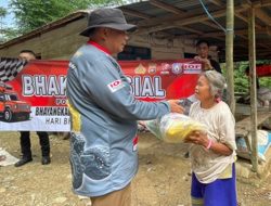 Kapolda Gorontalo Irjen Pol. Drs. Angesta Romano Yoyol, M.M saat membagikan bantuan ke warga. (Foto: Ist)