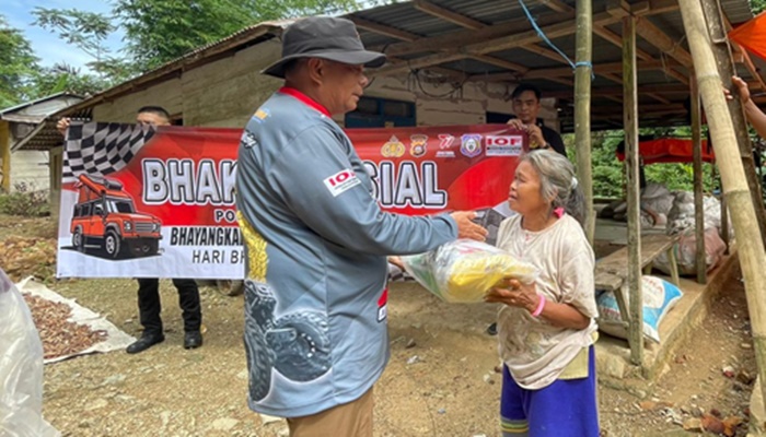 Kapolda Gorontalo Irjen Pol. Drs. Angesta Romano Yoyol, M.M saat membagikan bantuan ke warga. (Foto: Ist)