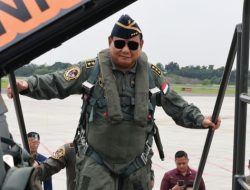 Menhan Prabowo Subianto saat mencoba jet tempur Mirage 2000-5 yang dibeli dari Qatar. (Foto: Ist/Dok Kemenhan)