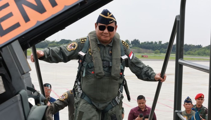 Menhan Prabowo Subianto saat mencoba jet tempur Mirage 2000-5 yang dibeli dari Qatar. (Foto: Ist/Dok Kemenhan)