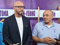 Legenda Timnas Italia, Walter Zenga (jas hitam) saat diperkenalkan pada momen launching tim Persita Tangerang. (Foto: Ist)