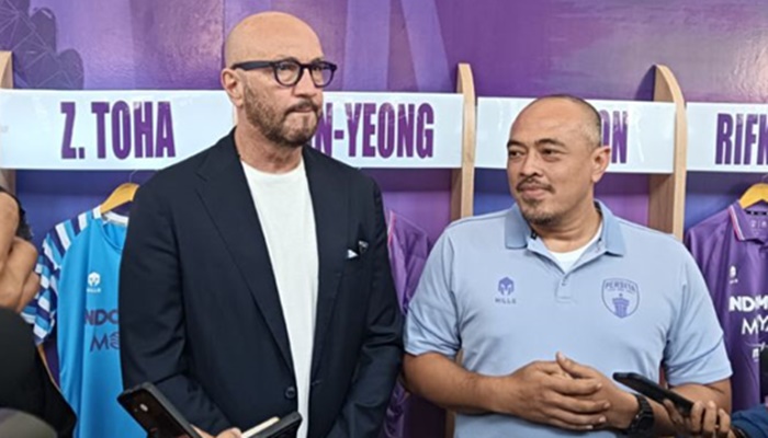 Legenda Timnas Italia, Walter Zenga (jas hitam) saat diperkenalkan pada momen launching tim Persita Tangerang. (Foto: Ist)