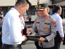 Penyerahan penghargaan kepada Brigadir Friski Ekaputra Nasibu dari Kapolresta Gorontalo Kota, Kombes Pol Dr. Ade Permana. (Foto: Ist)