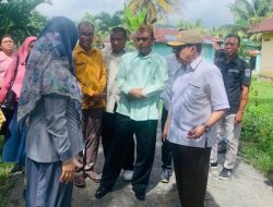 Ketua DPRD Provinsi Gorontalo, Paris Jusuf saat melakukan kunjungan ke Desa Teratai, Kecamatan Tabongo, untuk meninjau kondisi jalan yang menjadi aspirasi masyarakat sekitar. (Foto: Ist)