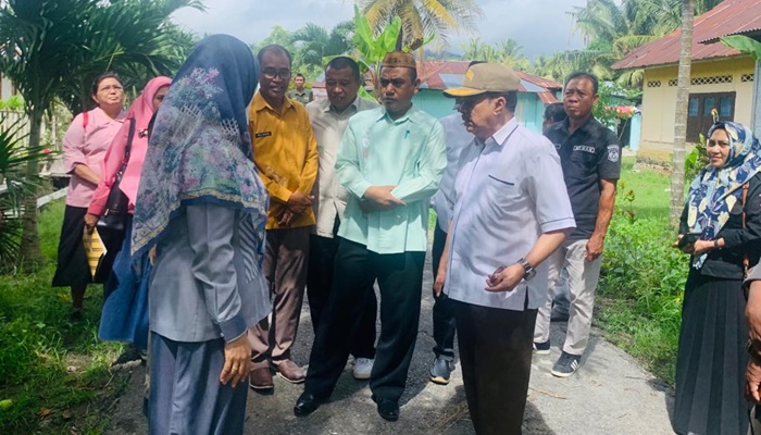 Ketua DPRD Provinsi Gorontalo, Paris Jusuf saat melakukan kunjungan ke Desa Teratai, Kecamatan Tabongo, untuk meninjau kondisi jalan yang menjadi aspirasi masyarakat sekitar. (Foto: Ist)