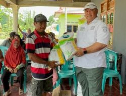 Wakil Ketua 1 DPRD Provinsi Saat menyalurkan bantuan kepada kelompok tani Desa Poduwoma, Kecamatan Suwawa Timur, Kabupaten Bone Bolango. (Foto: Ist)