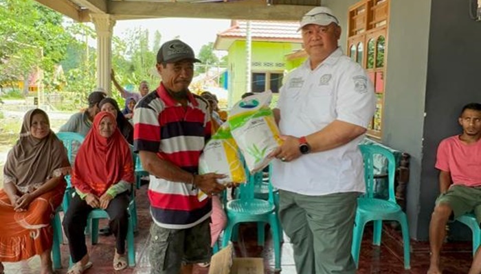 Wakil Ketua 1 DPRD Provinsi Saat menyalurkan bantuan kepada kelompok tani Desa Poduwoma, Kecamatan Suwawa Timur, Kabupaten Bone Bolango. (Foto: Ist)