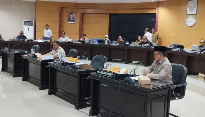 Rapat Badan Anggaran bersama tim TAPD yang berlangsung di ruang rapat Dulohupa DPRD Provinsi Gorontalo, Senin (3/7). (Foto: Ist)