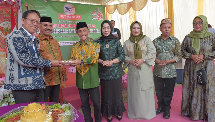 Bupati Gorontalo Nelson Pomalingo saat menghadiri peringatan HUT Koperasi MJI ke 19 2023 di Tolangohula. (Foto: Ist)