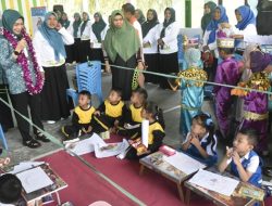 Ketua TP. PKK Kabupaten Gorontalo, Fory Naway saat bersama anak-anak dalam agendanya. (Foto: Ist)