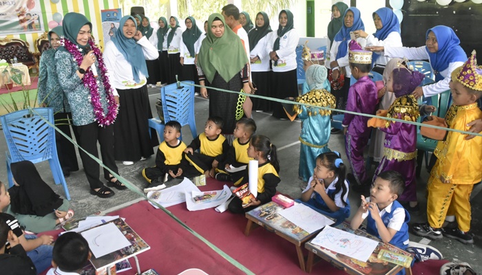 Ketua TP. PKK Kabupaten Gorontalo, Fory Naway saat bersama anak-anak dalam agendanya. (Foto: Ist)