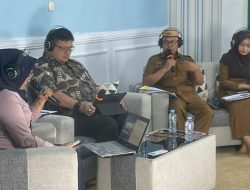 Sekda Kabupaten Gorontalo, Roni Sampir saat hadir pada talk show di RRI Gorontalo bersama KPK RI. (Foto: Ist)