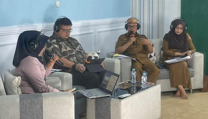 Sekda Kabupaten Gorontalo, Roni Sampir saat hadir pada talk show di RRI Gorontalo bersama KPK RI. (Foto: Ist)