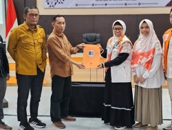 Sekum DPW PKS Provinsi Gorontalo Upik Nadjamudin menyerahkan beras perbaikan caleg pada Anggota KPU Provinsi Gorontalo, Hendrik Imran, di KPu Gorontalo, Sabtu (8/7). (Foto: Ist)