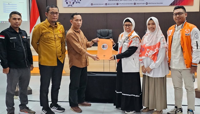 Sekum DPW PKS Provinsi Gorontalo Upik Nadjamudin menyerahkan beras perbaikan caleg pada Anggota KPU Provinsi Gorontalo, Hendrik Imran, di KPu Gorontalo, Sabtu (8/7). (Foto: Ist)