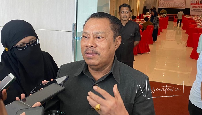 Ketua DPRD Paris Jusuf saat diwawancarai usai menghadiri Rapat Forkopimda Provinsi Gorontalo, Senin (10/7). (Foto: Nusantara1)