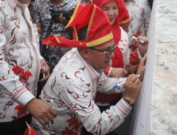 Walikota Gorontalo, Marten Taha saat menandatangani prasasti di Kota Makassar. (Foto: Ist)