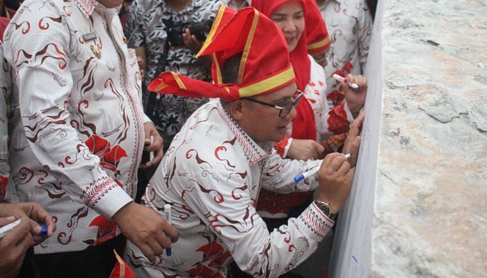 Walikota Gorontalo, Marten Taha saat menandatangani prasasti di Kota Makassar. (Foto: Ist)