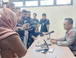 Kabid Humas Polda Gorontalo Kombes Pol. Desmont Harjendro A.P, SIK, MT saat menggelar Konferensi Pers terkait penyitaan puluhan ribu Miras. (Foto: Ist)