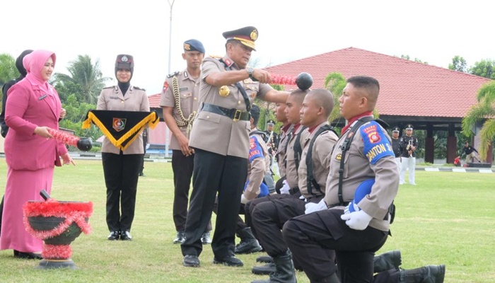 Polda 18 Kapolda Gorontalo, Irjen Pol. Drs. Angesta Romano Yoyol, M.M saat menyiram salah seorang peserta didik yang akan mengikuti pendidikan di SPN Gorontalo. (Foto: Ist)