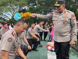 Kapolda Gorontalo, Irjen Pol. Drs. Angesta Romano Yoyol, M.M saat menyiram air kepada Kabid Humas Polda Gorontalo, Kombes Pol. Desmont Harjendro A.P, S.I.K., M.T sebagai salah satu tradisi ketika seseorang naik pangkat. (Foto: Ist)