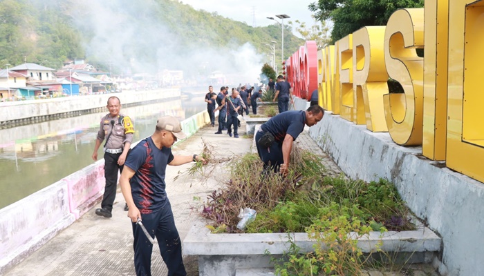 Kapolres Gorontalo Kota, Kombes Pol. Dr. Ade Permana, memimpin langsung kurvey yang digelar di bantaran Sungai Bolango. (Foto: Ist)