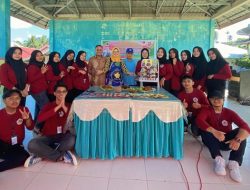 Sesi foto bersama Mahasiswa KKN  Tematik Universitas Negeri Gorontalo Desa Sogitia bersama DPL dan Narasumber Nila Amak.