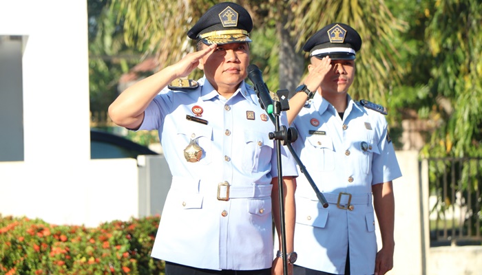 Kepala Kanwil Kemenkumham Gorontalo, Heni Susila Wardoyo yang memimpin langsung upacara tabur bunga di TMP Pentadio. (Foto: Ist)