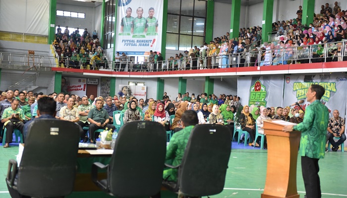 Bupati Gorontalo, Nelson Pomalingo saat memberikan pembinaan terhadap ASN dan tenaga kontrak di lingkungan pemerintah (Foto: Ist)