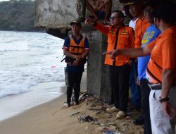 Walikota Gorontalo, Marten Taha hadir di bibir Pantai Pohe guna memantau pencarian anak hilang, Sabtu (5/8). (Foto: Ist