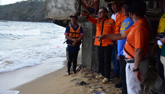 Walikota Gorontalo, Marten Taha hadir di bibir Pantai Pohe guna memantau pencarian anak hilang, Sabtu (5/8). (Foto: Ist