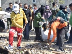 Walikota Gorontalo, Marten Taha turun tangan dalam membersihkan sampah yang bertebaran di Pantai Indah Pohe. (Foto: Ist)