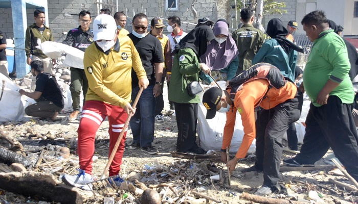 Walikota Gorontalo, Marten Taha turun tangan dalam membersihkan sampah yang bertebaran di Pantai Indah Pohe. (Foto: Ist)