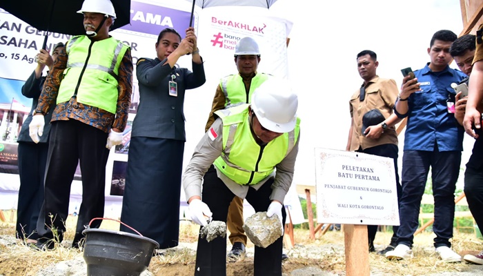 Walikota Gorontalo, Marten Taha saat mengambil bagian pada peletakan batu pertama pembangunan Kantor PTUN Gorontalo. (Foto: Ist)