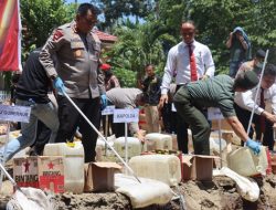 Kapolda Gorontalo, Irjen Pol Drs. Angesta Romano Yoyol saat melakukan pemusnahan Miras di Mapolres Bone Bolango, Senin (28/8). Pada kesempatan itu juga dilakukan peluncuran ‘Kampung Bebas Narkoba’. (Foto: Ist)