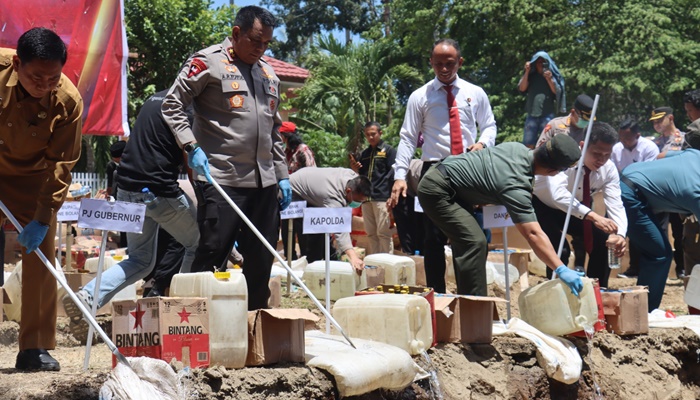 Kapolda Gorontalo, Irjen Pol Drs. Angesta Romano Yoyol saat melakukan pemusnahan Miras di Mapolres Bone Bolango, Senin (28/8). Pada kesempatan itu juga dilakukan peluncuran ‘Kampung Bebas Narkoba’. (Foto: Ist)