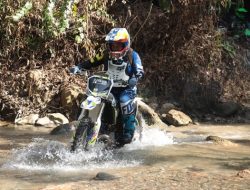 Kapolda Gorontalo, Irjen Pol. Drs. Angesta Romano Yoyol, MM mengendarai sepeda motor menuju lokasi tambang di Suwawa, Bone Bolango, Ahad (3/9). (Foto: Ist)