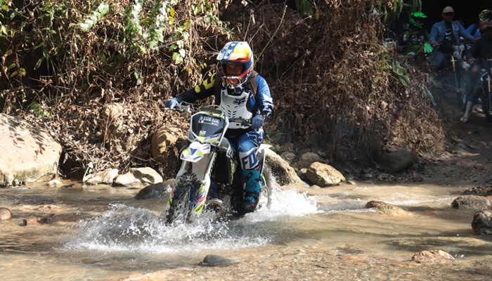 Kapolda Gorontalo, Irjen Pol. Drs. Angesta Romano Yoyol, MM mengendarai sepeda motor menuju lokasi tambang di Suwawa, Bone Bolango, Ahad (3/9). (Foto: Ist)