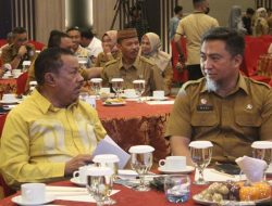 Ketua DPRD Provinsi Gorontalo, Paris Jusuf saat menghadiri menghadiri Forum Konsultasi Publik RPJPD, yang digelar di Hotel Aston Gorontalo pada Selasa (10/10). (Foto: Ist)