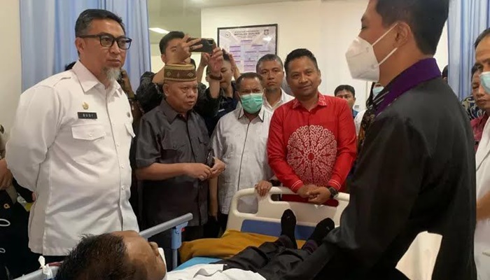 Ketua DPRD Provinsi Gorontalo, Paris Jusuf bersama ketua Komisi IV, Hamid Kuna dan Sekda, Budianto Sidiki dalam rangka peresmian layanan Hemodialisa RSUD Hasri Ainun Habibie. (Foto:Ist)