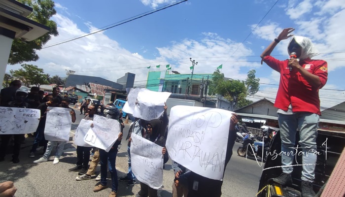 Demo 1 Aliansi Jurnalis Gorontalo saat menggelar aksi di depan Mapolda Gorontalo terkait adanya dugaan intimidasi terhadap wartawan dua hari sebelumnya. (Foto: Nusantara1)