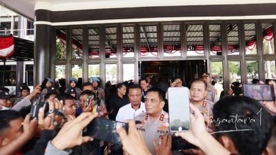 Kapolda Gorontalo, Irjen Pol Drs. Angesta Romano Yoyol saat menemui wartawan yang menggelar aksi Kamis (5/10). (Foto: Nusantara1)